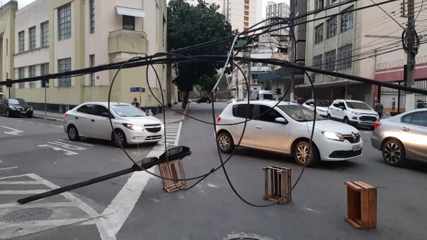 Fios caídos complicaram o trânsito no Centro de Vitória nesta terça-feira (3) por Geraldo Nascimento