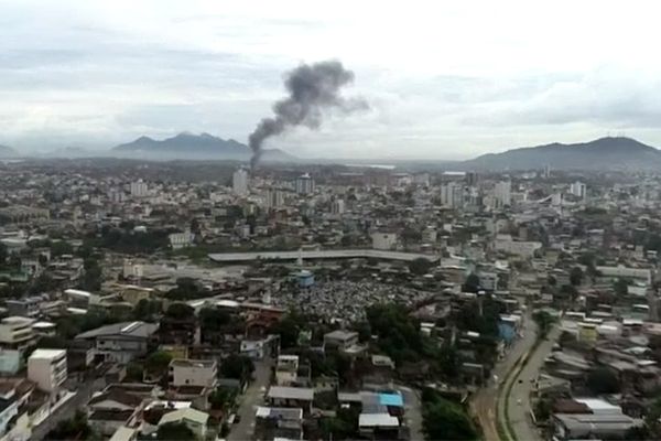 Fumaça do incêndio pode ser vista de longe . Crédito: Reprodução/TV Gazeta