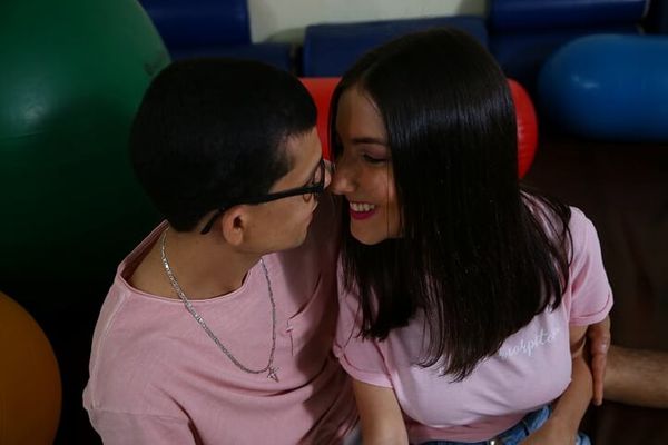 Halana e Jefinho se conheceram no dia 15 de dezembro de 2016, durante uma sessão de fisioterapia na Apae de Cariacica por Gad Monteiro