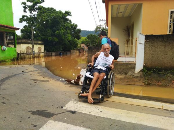 Morador com deficiência física também foi afetado pela chuva em Viana . Crédito: Caique Verli