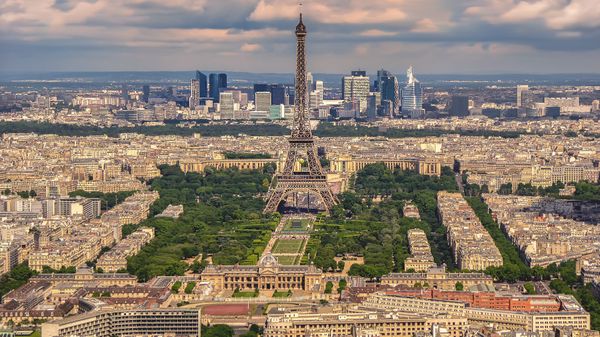 Torre Eiffel, em Paris, é um dos locais mais visitados do mundo por turistas