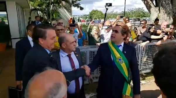 Bolsonaro com o humorista Carioca. Crédito: Reprodução/Facebook Jair Bolsonaro