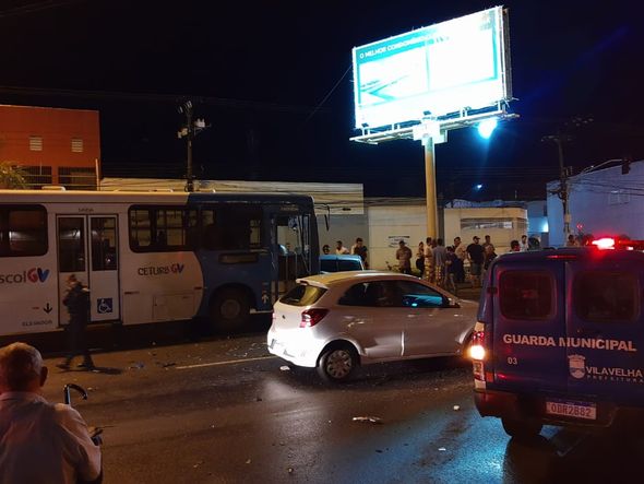 A batida envolveu quatro veículos, entre eles um ônibus do Transcol por Internauta