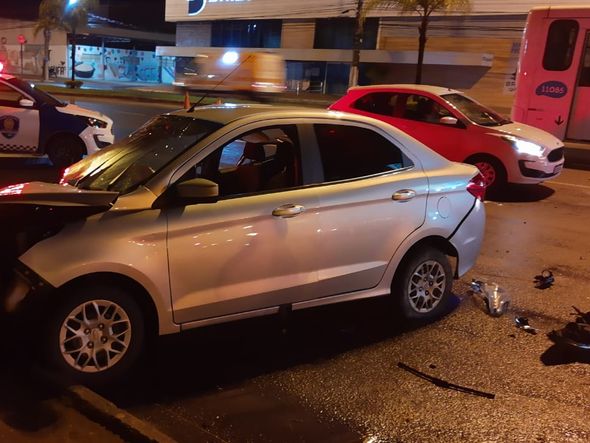 O Ford KA invadiu a pista contrária e atingiu em cheio a moto pilotada por Romana por Internauta