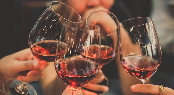 Beber um vinho que amadureceu o mesmo tempo de nossas vidas é uma experiência sensorial capaz de nos transportar para um universo único de aromas e sabores