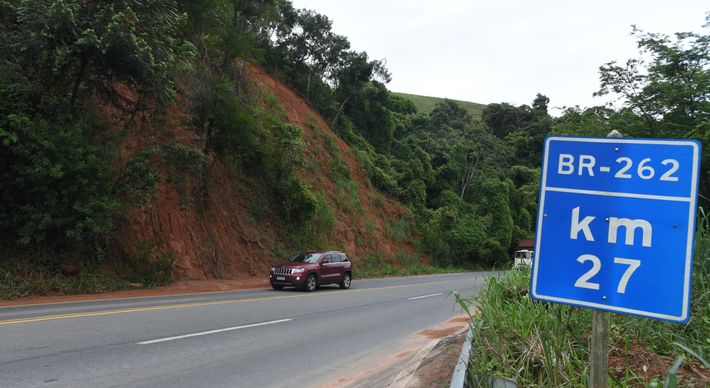 De acordo com a PRF, a carreta seguia no sentido Vitória quando bateu de frente com um Nissan Versa que seguia no sentido contrário, e que foi atingido ainda na traseira por outro veículo, uma caminhonete S10. O motorista do carro morreu no local