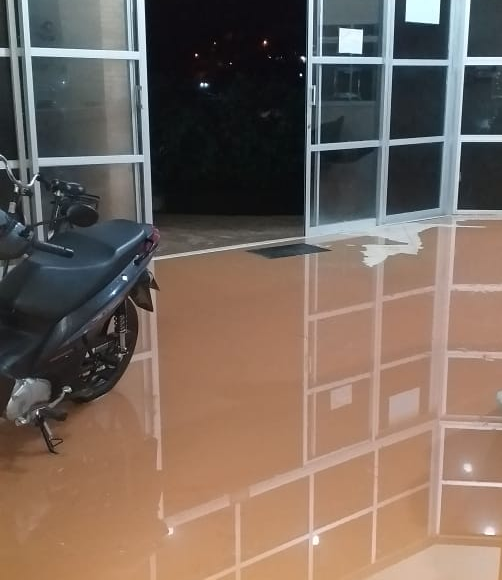 A água também entrou na principal unidade de saúde da cidade. Crédito: Leitor