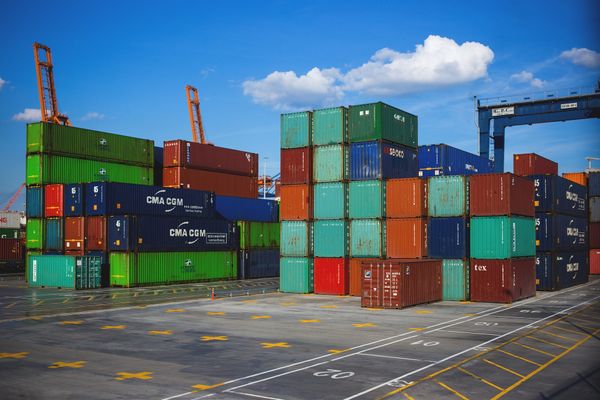 Data: 05/03/2020 - Atividade portuária, transporte de contêineres, exportação e importação