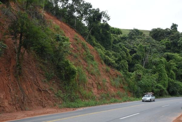 Data: 05/03/2020 - ES - Domingos Martins  - Trecho da BR - 262, km 28, Domingos Martins, onde houve deslizamento causado pelas chuvas - Editoria: Cidades - Foto: Ricardo Medeiros - GZ por Ricardo Medeiros