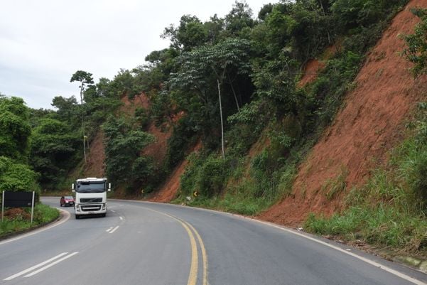 Data: 05/03/2020 - ES - Domingos Martins  - Trecho da BR - 262, km 28, Domingos Martins, onde houve deslizamento causado pelas chuvas - Editoria: Cidades - Foto: Ricardo Medeiros - GZ