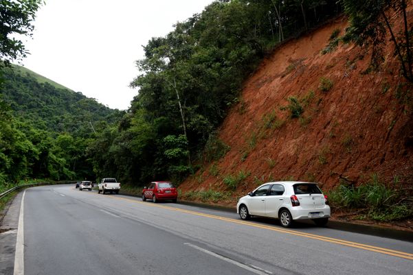 Data: 05/03/2020 - ES - Domingos Martins  - Trecho da BR - 262, km 29, Domingos Martins, onde houve deslizamento causado pelas chuvas - Editoria: Cidades - Foto: Ricardo Medeiros - GZ