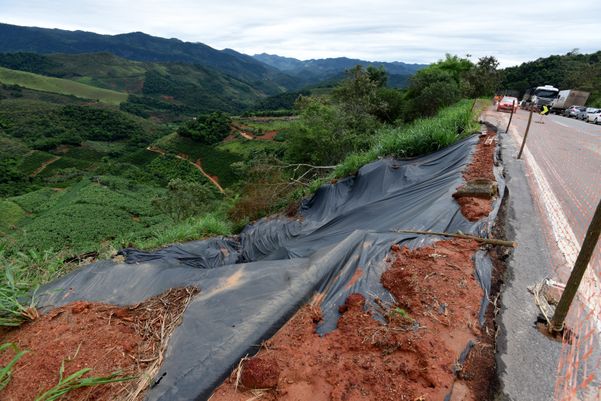 Data: 05/03/2020 - ES - Domingos Martins  - Trecho da BR - 262, km 36, Domingos Martins, onde houve deslizamento causado pelas chuvas - Editoria: Cidades - Foto: Ricardo Medeiros - GZ por Ricardo Medeiros