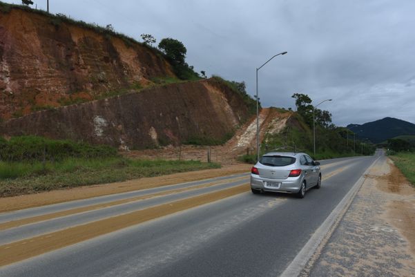 Data: 05/03/2020 - ES - Viana  - Trecho da BR - 262, km 22, Viana, onde houve deslizamento causado pelas chuvas - Editoria: Cidades - Foto: Ricardo Medeiros - GZ por Ricardo Medeiros
