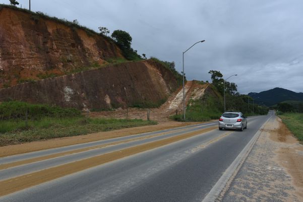 Data: 05/03/2020 - ES - Viana  - Trecho da BR - 262, km 22, Viana, onde houve deslizamento causado pelas chuvas - Editoria: Cidades - Foto: Ricardo Medeiros - GZ por Ricardo Medeiros
