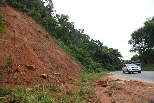 Data: 05/03/2020 - ES - Viana  - Trecho da BR - 262, km 25, Viana, onde houve deslizamento causado pelas chuvas - Editoria: Cidades - Foto: Ricardo Medeiros - GZ por Ricardo Medeiros