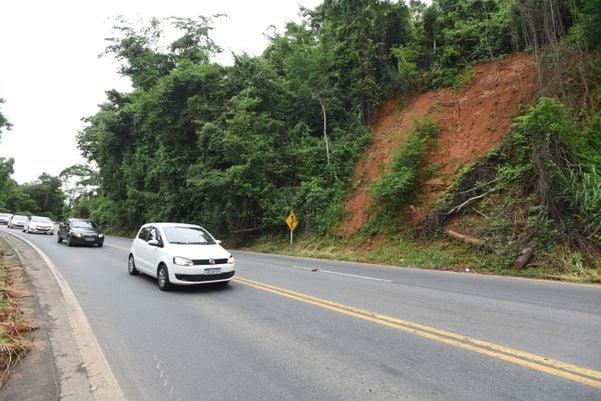Data: 05/03/2020 - ES - Viana  - Trecho da BR - 262, km 25, Viana, onde houve deslizamento causado pelas chuvas - Editoria: Cidades - Foto: Ricardo Medeiros - GZ por Ricardo Medeiros