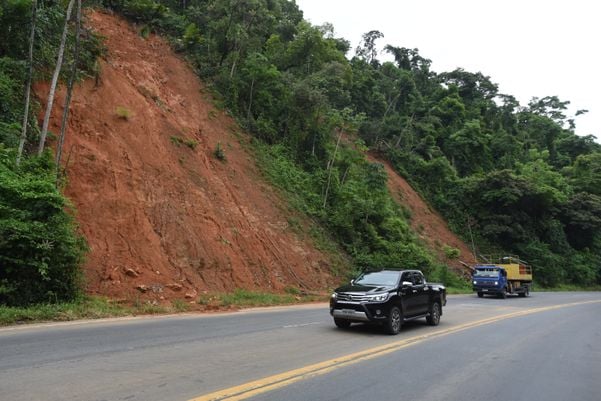 Data: 05/03/2020 - ES - Viana  - Trecho da BR - 262, km 25, Viana, onde houve deslizamento causado pelas chuvas - Editoria: Cidades - Foto: Ricardo Medeiros - GZ por Ricardo Medeiros