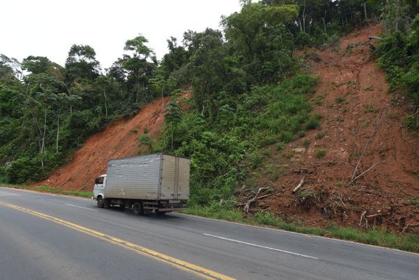 Data: 05/03/2020 - ES - Viana  - Trecho da BR - 262, km 25, Viana, onde houve deslizamento causado pelas chuvas - Editoria: Cidades - Foto: Ricardo Medeiros - GZ por Ricardo Medeiros