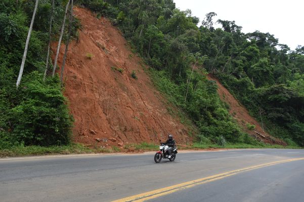 Data: 05/03/2020 - ES - Viana  - Trecho da BR - 262, km 25, Viana, onde houve deslizamento causado pelas chuvas - Editoria: Cidades - Foto: Ricardo Medeiros - GZ por Ricardo Medeiros