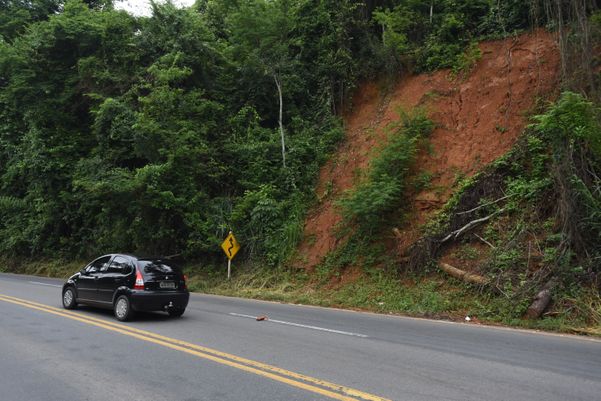 Data: 05/03/2020 - ES - Viana  - Trecho da BR - 262, km 25, Viana, onde houve deslizamento causado pelas chuvas - Editoria: Cidades - Foto: Ricardo Medeiros - GZ por Ricardo Medeiros