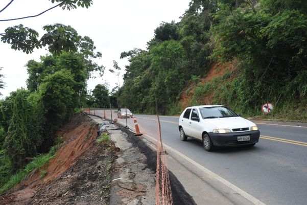 Data: 05/03/2020 - ES - Viana - Trecho da BR - 262, km 27, Viana, onde houve deslizamento causado pelas chuvas - Editoria: Cidades - Foto: Ricardo Medeiros - GZ