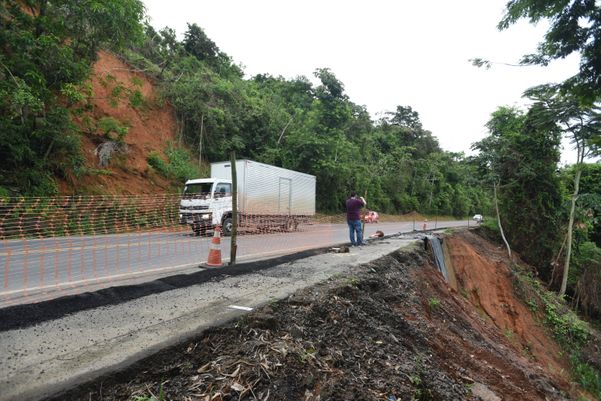 Data: 05/03/2020 - ES - Viana  - Trecho da BR - 262, km 27, Viana, onde houve deslizamento causado pelas chuvas - Editoria: Cidades - Foto: Ricardo Medeiros - GZ por Ricardo medeiros