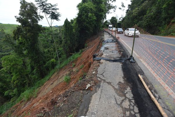 Data: 05/03/2020 - ES - Viana  - Trecho da BR - 262, km 27, Viana, onde houve deslizamento causado pelas chuvas - Editoria: Cidades - Foto: Ricardo Medeiros - GZ por Ricardo medeiros