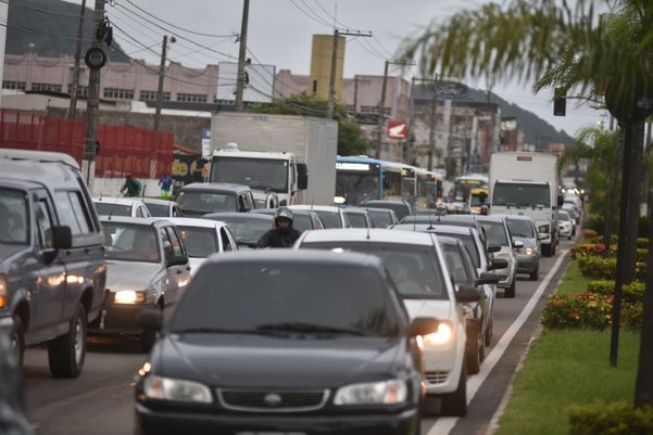 Data: 05/03/2020 - ES - Vila Velha - Motoboys fecham a Rodovia Carlos Lindenberg em protesto pela morte da jovem Ramona - Editoria: Cidades - Foto: Fernando Madeira - GZ