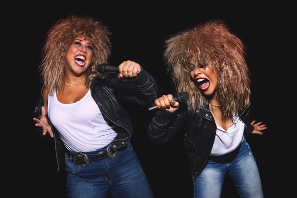 Evelyn Castro e Kacau Gomes como Tina Turner no musical