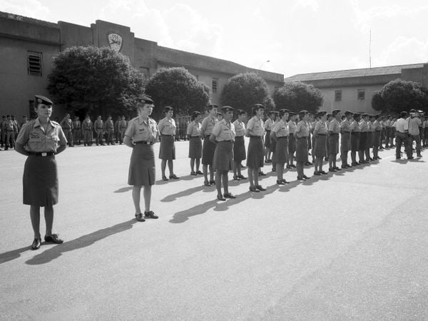 Grupo de mulheres que fazia parte da primeira turma feminina da Polícia Militar no Estado. Crédito: Acervo PMES