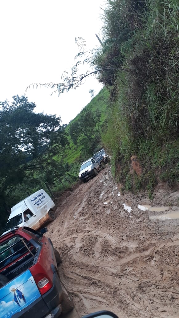 Motoristas enfrentam lama na rota alternativa. Crédito: Internauta
