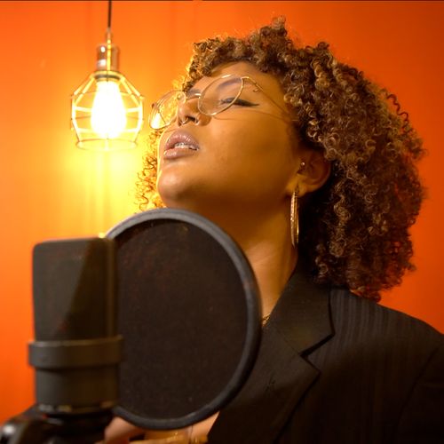 A carreira de Brenda Rangel, de 23 anos, tem apenas três anos e seus vídeos já chegam a 400 mil visualizações; cantora ecoa sua doce voz embalada por beats de muito swing por diversos cantos do país