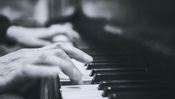 O maestro Carlos Cruz e o pianista Manolo Cabral lançaram uma obra-prima da música erudita nos anos 80. Pioneirismo do trabalho foi atestado pelo maestro Guerra Peixe