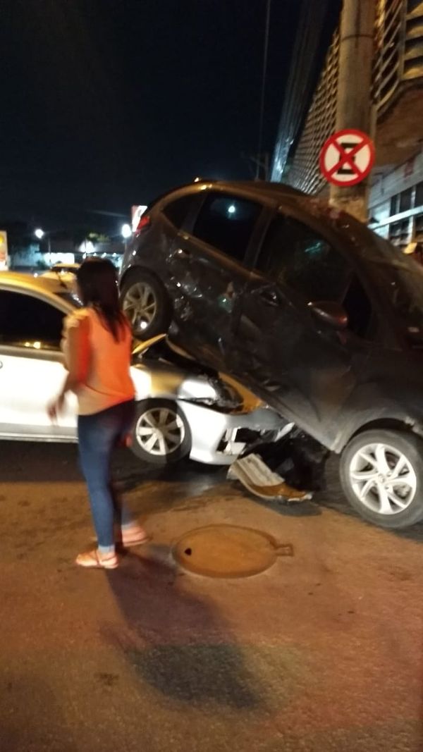 Acidente entre dois carros na Avenida Carlos Lindenberg por Thiago Félix