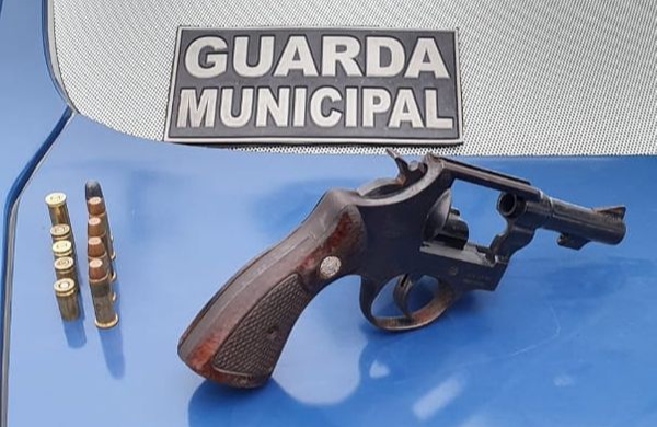Revólver e cápsulas foram apreendidos com um homem de 24 anos, durante um tiroteio no bairro Santa Rita, em Vila Velha. Crédito: Divulgação | Guarda Municipal de Vila Velha