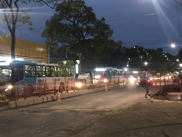 Avenida Vitória parada nesta sexta (06). Crédito: Maria Clara Leitão