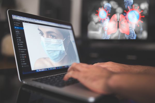 Data: 06/03/2020 - Médico usa laptop para avaliar saúde de paciente infectada com coronavírus