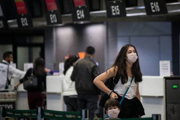 Passageiros usam máscaras nos Aeroportos de São Paulo 