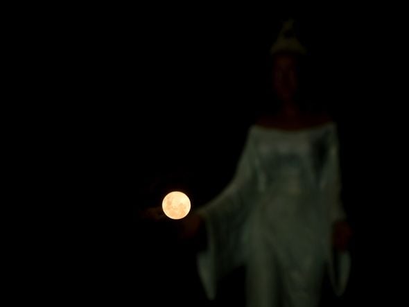 Data: 09/03/2020 - ES - Vitória - Lua cheia vista do píer de Iemanjá - Editoria: Cidades - Foto: Fernando Madeira - GZ por Fernando Madeira