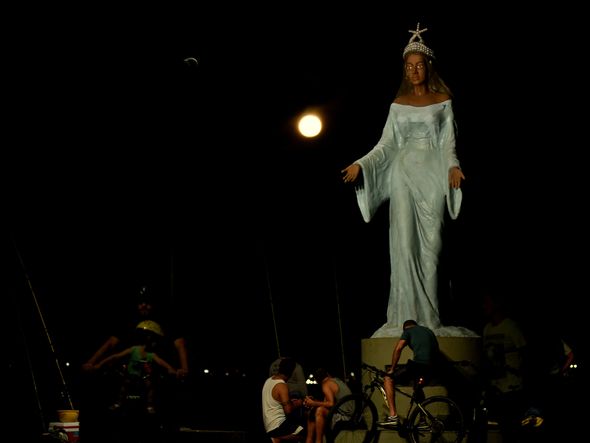 Data: 09/03/2020 - ES - Vitória - Lua cheia vista do píer de Iemanjá - Editoria: Cidades - Foto: Fernando Madeira - GZ por Fernando Madeira