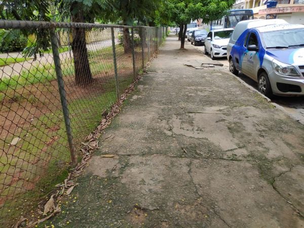 Calçada por onde a criança de 2 anos passou após sair da creche em Cachoeiro. Crédito: Davi Monteiro/TV Gazeta Sul