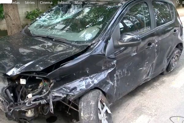 Carro que derrubou ponto de ônibus na Fernando Ferrari foi deixado em uma rua de Carapina. Crédito: Reprodução/TV Gazeta