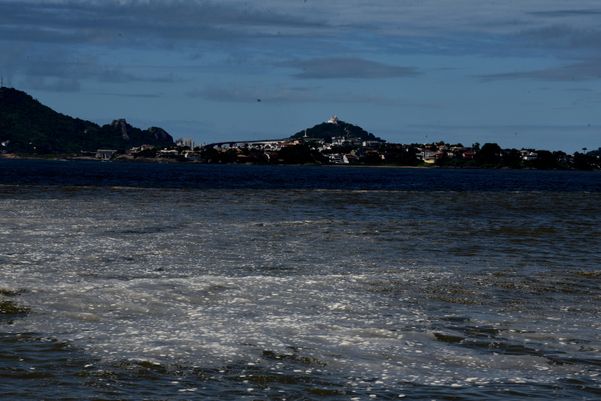 Data: 09/03/2020 - ES - Vitória - Mar com bastante espuma em Camburi - Editoria: Cidades - Foto: Ricardo Medeiros - GZ por Ricardo Medeiros