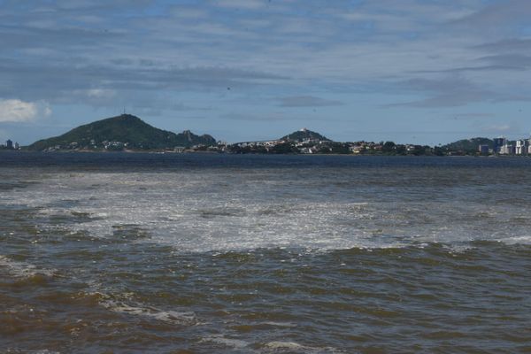 Mancha chama atenção na Praia de Camburi  por Ricardo Medeiros