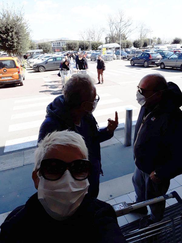 A capixaba Lucia Luciano Brunoro em fila de supermercado da Itália com o marido Edson Brunoro. Crédito: Acervo pessoal