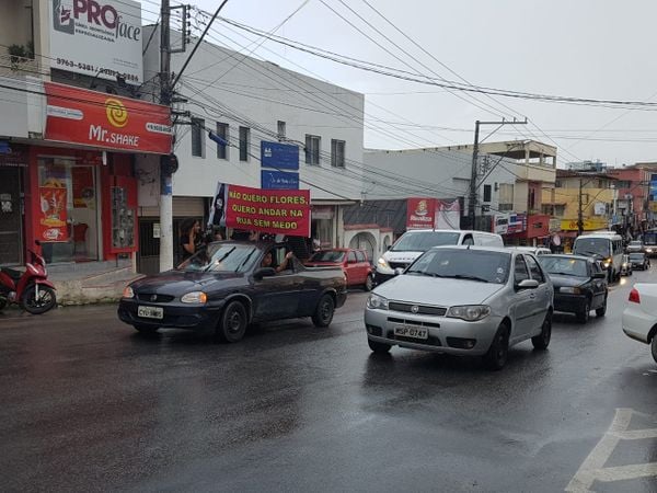 Cortejo e protestos marcam despedida de adolescente morta por Maria Luiza Silva