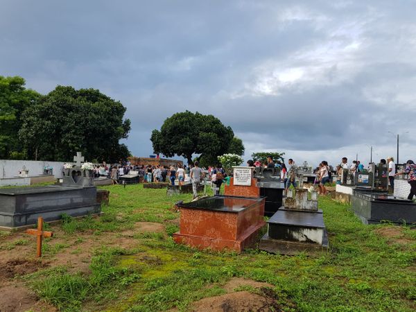 Cortejo e protestos marcam despedida de adolescente morta  por Maria Luiza Silva
