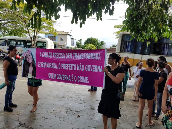 Cortejo e protestos marcam despedida de adolescente morta  por Maria Luiza Silva