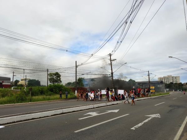 Moradores fazem novo protesto na ES 010 após morte de criança atropelada na Serra por Alberto Borem