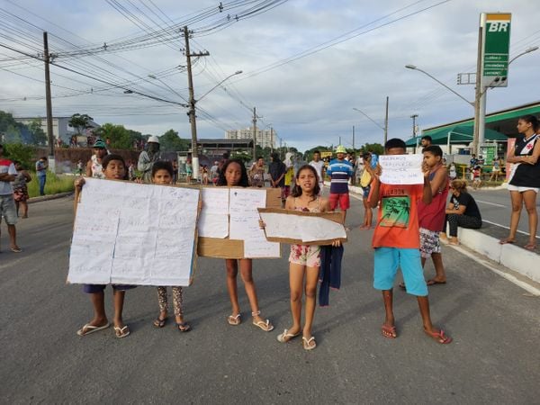 Moradores fazem novo protesto na ES 010 após morte de criança atropelada na Serra por Alberto Borem